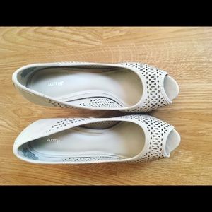 Beige platform heels, NWOT, size 7.5